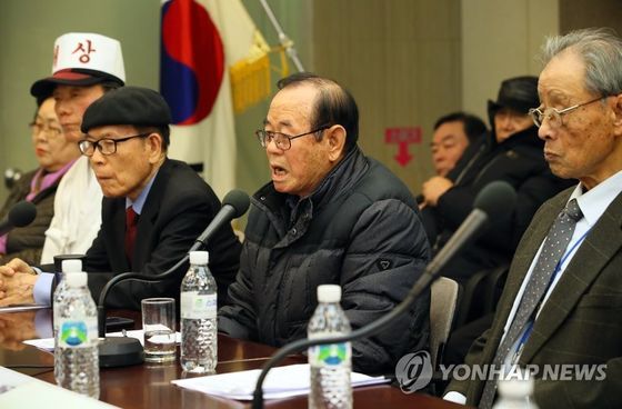 2018년 12월 서울 중구 한국프레스센터에서 열린 '일제징용 1000명 대규모 소송 기자회견'에서 일제징용 생존자 이성우(당시 89세) 씨가 취재진의 질문에 답하고 있다. 당시 소송단은 "정부가 사용한 한일청구권 자금을 반드시 피해자에게 돌려줘야 한다"며 정부를 상대로 서울중앙지법에 소송장을 접수했다. 또 일본기업을 상대로도 소송을 진행하고 있다. [뉴스1]