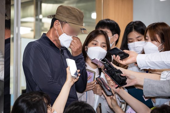 세계 최대 아동 성착취물 사이트 '웰컴 투 비디오'(W2V) 운영자 손정우씨의 아버지가 16일 서울 서초구 서울고등법원에서 열린 손씨에 대한 범죄인 인도심사 청구사건 2번째 심문기일을 마치고 법정을 나서고 있다. 법원은 7월6일 추가심리를 열고 손씨의 송환 여부를 결정한다. [뉴스1]