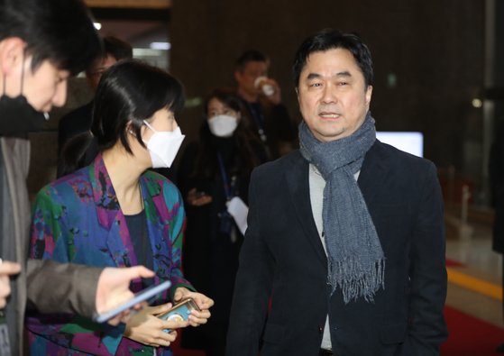 더불어민주당 김종민 의원이 지난 3월 10일 오후 서울 여의도 국회에서 열린 비공개 의원총회에 참석하며 기자들의 질문을 받고 있다.   [연합뉴스]