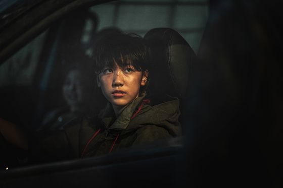 '부산행' 4년 후 좀비가 확산한 폐허에서 남다른 생존력을 키우며 자라온 아이들 중 준이 역은 '소원' '개를 훔치는 완벽한 방법'의 아역 배우 이레가 맡았다. 탁월한 운전 실력으로 좀비떼를 헤쳐나가는 액션을 선보였다. [사진 NEW]