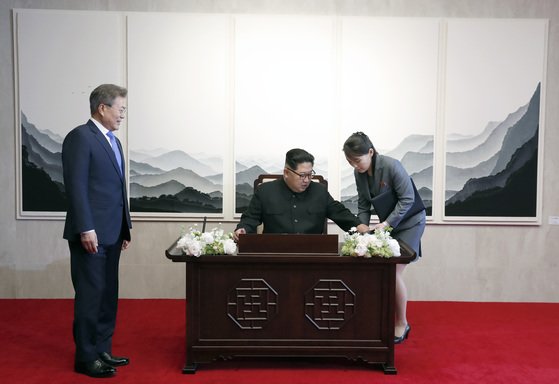 2018년 4월 27일 판문점 평화의집에서 남북정상회담을 갖기 전 김정은 북한 국무위원장(가운데)이 방명록을 작성하고 있다. 남북 정상은 이날 한반도 비핵화, 종전선언을 포함한 평화체제 구축, 남북관계 개선 등의 의제를 논의했다. [뉴스]