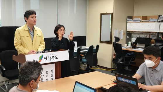 강영석 전북도 보건의료과장이 17일 전북도청 기자실에서 "이날 오전 전주여고 3학년 학생이 신종 코로나바이러스 감염증(코로나19) 검사 결과 확진 판정을 받았다"고 밝히고 있다. 김준희 기자