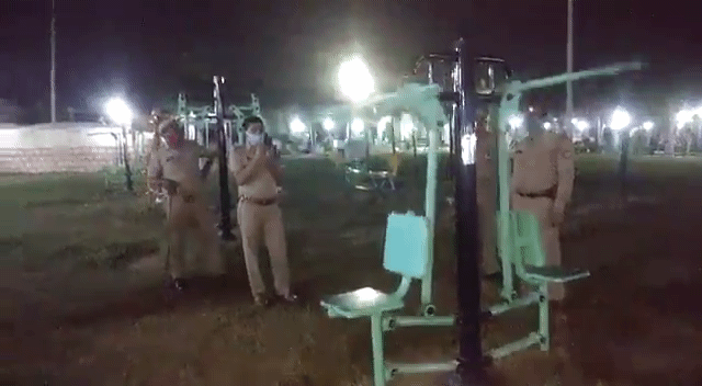 인도 잔시의 한 공원에 놓인 운동기구가 저절로 움직이고 있다. 인도 경찰의 조사 결과 이 운동기구는 윤활유를 많이 바른 후 한 번만 움직여도 계속 움직이는 오작동을 일으키는 것으로 드러났다. 누군가 이를 알고 장난을 쳤다는 게 경찰의 판단이다. [트위터 캡처]