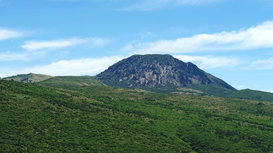 16일 맑은 하늘을 보이는 제주 한라산. 고기압의 영향권에 들면서 15일부터 전국이 맑은 하늘을 보였다. 연합뉴스