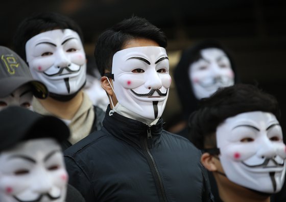 서울 강서구 이스타항공 본사 앞에서 조종사노조가 정리해고 중단 등을 촉구하고 있다. 연합뉴스