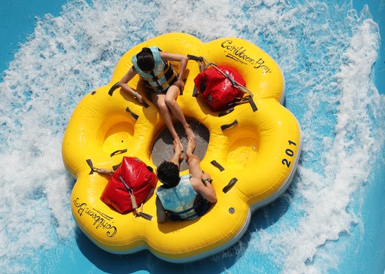 캐리비안 베이의 대표 슬라이드인 메가스톰. 6명이 함께 타던 슬라이드를 지금은 2~3명이 거리를 두고 앉도록 조치하고 있다. [연합뉴스]