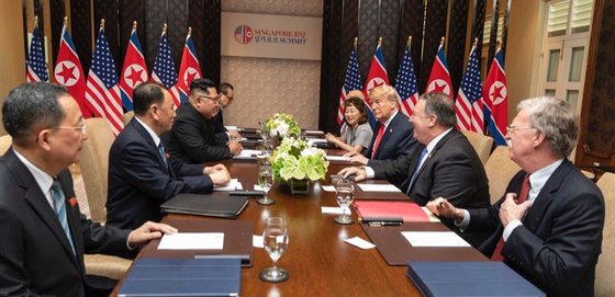 존 볼턴 전 국가안보보좌관(오른쪽)이 2018년 6월 싱가포르 1차 북미 정상회담에 배석한 모습.[연합뉴스]