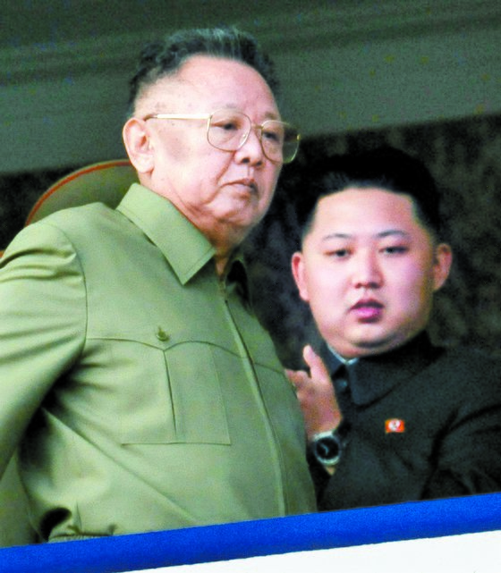 김정일 전 북한 국방위원장이 지난 2010년 10월 후계자인 김정은 국무위원장과 함께 있다. [AP=연합뉴스]