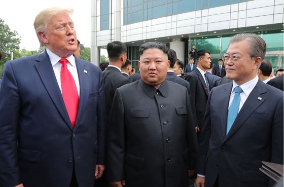 김정은 국무위원장이 지난해 6월 30일 판문점 남측지역에서 문재인 대통령, 도널드 트럼프 미국 대통령과 만났다고 소개한 노동신문 보도내용. [사진=노동신문,뉴시스]