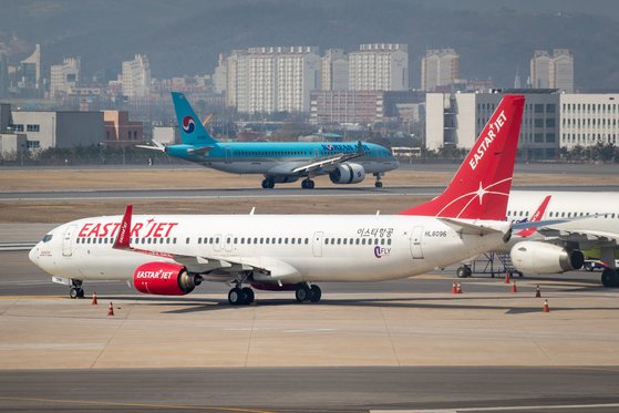 서울 강서구 김포공항 국내선 계류장에 이스타항공 여객기가 멈춰서 있다. 뉴스1
