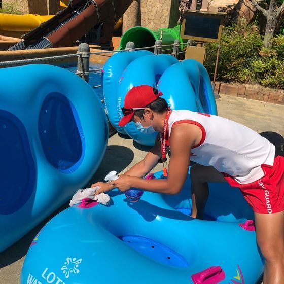 마스크를 착용하고 튜브를 소독하고 있는 안전 요원의 모습. [사진 롯데워터파크]