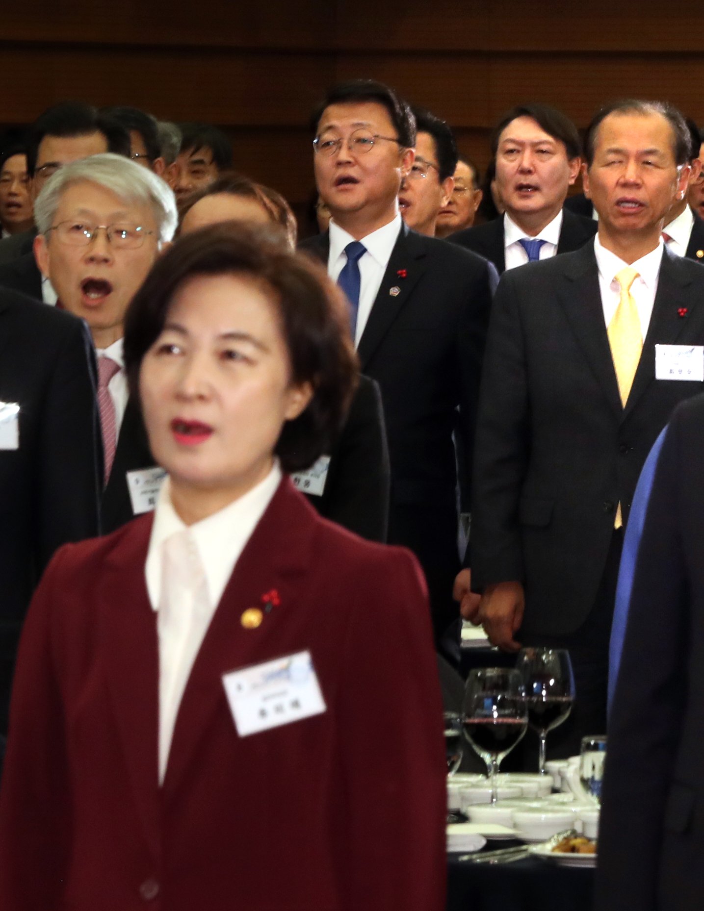 올해 1월 2일 오전 서울 중구 대한상공회의소에서 열린 신년 합동인사회. 이날 임명장을 받은 추미애 법무부 장관(맨 앞)과 윤석열 검찰총장(뒤쪽 오른쪽) 등이 애국가를 부르고 있다. 연합뉴스