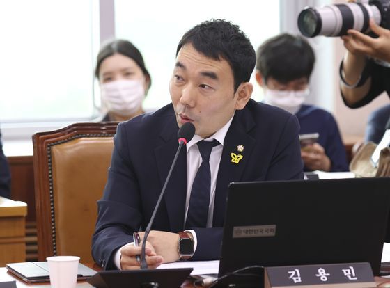 김용민 더불어민주당 의원이 전날 18일 미래통합당 의원들이 불참한 가운데 열린 국회 법제사법위원회 전체회의에서 추미애 법무부 장관에게 질의하고 있다. 임현동 기자
