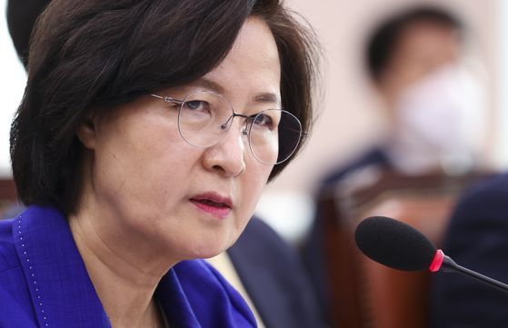 추미애 법무부 장관이 지난 18일 미래통합당 의원들이 불참한 가운데 열린 국회 법제사법위원회 전체회의에서 의원들의 질의에 답하고 있다. 임현동 기자