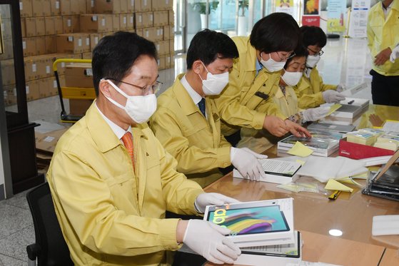 경북도교육청이 오는 9일부터 순차적으로 하는 온라인 개학을 앞두고 학생 1명당 1대씩 스마트 기기를 갖출 수 있게 지원한다고 6일 밝혔다. 연합뉴스