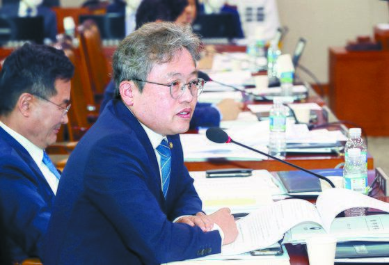 민주당 송기헌 의원이 ’장관 같은 분도 검사들과 일하다 보면 검사들에게 순치되는 것 아닌가“라며 발언하자 추 장관은 ’지나치다고 생각한다. 업무의 진지성을 폄훼하지 않았으면 좋겠다“고 답했다. [연합뉴스]