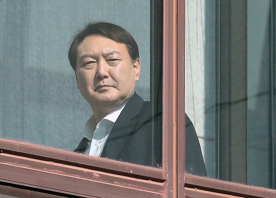 윤석열 검찰총장이 지난 2월 6일 오후 서울 서초구 대검찰청에서 점심식사를 하기 위해 이동하고 있다. 앞서 윤 총장은 이날 오전 추미애 법무부 장관과 짧은 시간 회동을 가졌다. 뉴스1