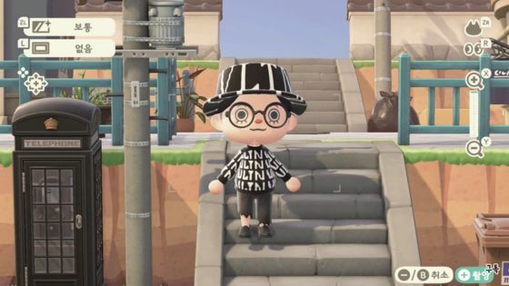 '발렌티노'의 로고 옷과 모자를 쓴 게임 '동물의 숲' 캐릭터. 사진 유튜브 영상 캡처