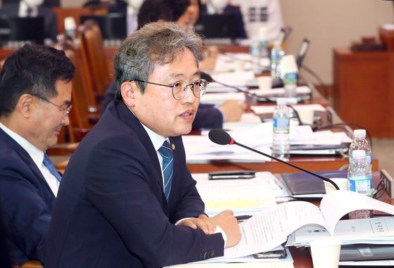 더불어민주당 송기헌 의원이 18일 국회 법제사법위원회 전체회의에서 질의하고 있다. 왼쪽은 같은 당 소병철 의원. [연합뉴스]