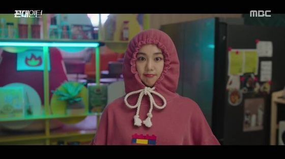 핫쭈꾸면의 모티브가 된 모습. 분홍색 후드티를 뒤집어쓴 모습이 쭈꾸미를 연상케 한다. [사진 MBC]