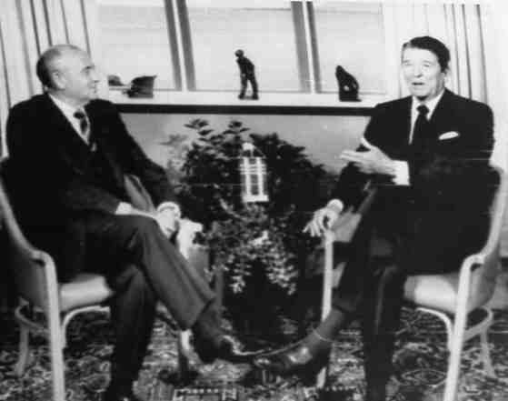 로널드 레이건 미 대통령은 미하일 고르바초프 소련공산당 서기장의 1986년 10월 아이슬란드 레이캬비크에서 이틀간 핵 감축협상을 벌인 뒤 합의없이 회담장을 떠났다. 볼턴은 회고록에서 하노이 준비회의에서 이 회담 영상을 트럼프에 보여줬다고 공개했다.[중앙일보]