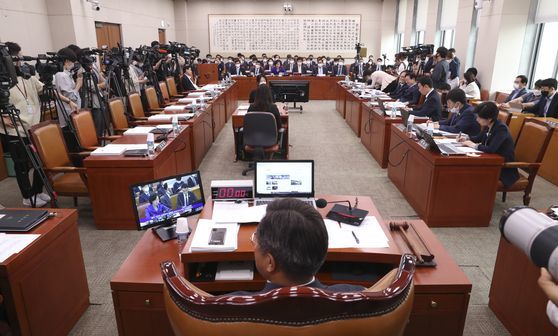 지난 18일 미래통합당 의원들이 불참한 가운데 국회 법제사법위원회 전체회의가 열리고 있다. 임현동 기자