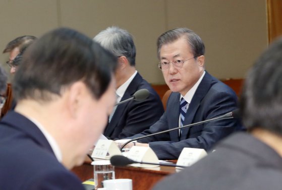 문재인 대통령이 지난해 11월 청와대에서 열린 반부패정책협의회에서 발언 도중 윤석열 검찰총장을 바라보고 있다. [연합뉴스]