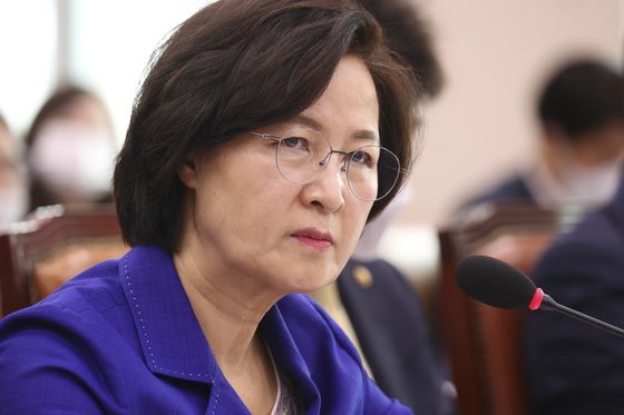 추미애 법무부 장관이 지난 18일 국회 법제사법위원회 전체회의에서 의원들 질의를 듣고 있다. 임현동 기자