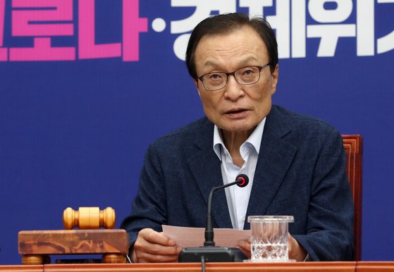이해찬 더불어민주당 대표는 22일 최고위원회 비공개 회의에서 윤석열 검찰총장 거취와 관련한 함구령을 내렸다. 지난 4월 총선 직후에 이어 두 번째다. 이 대표는 "윤석열이라는 이름조차도 거명하지 말아 달라"고 했다. [연합뉴스]
