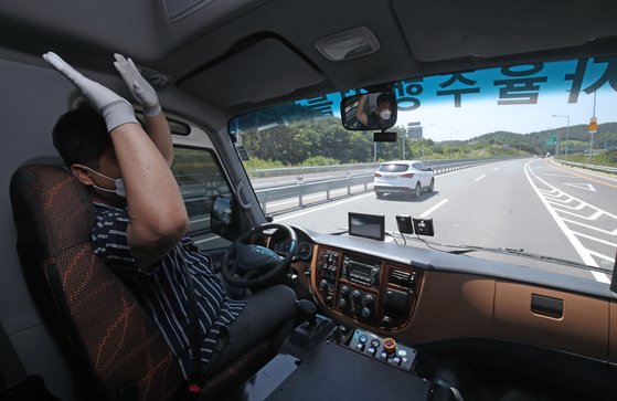 지난 16일 울산테크노파크 자동차기술연구소에서 출발한 자율주행 셔틀버스가 이예로를 주행하고 있다. 올해 하반기까지 셔틀버스 성능 개선과 기술 안정성 확보를 위한 시범 운행을 한 뒤 내년 상반기부터 시민들을 대상으로 시범운행 서비스를 할 계획이다. 뉴스1