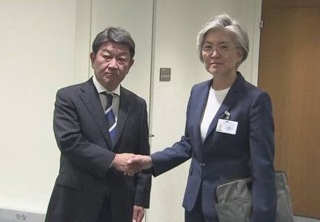 강경화 외교부 장관과 모테기 도시미쓰 신임 일본 외무상이 지난해 9월 26일 오후(현지시간) 미국 뉴욕 유엔본부에서 가진 상견례 및 한일 외교장관 회담에서 악수를 나누고 있다. 한일 외교장관간 회담은 일본 외교안보라인 교체 이후 처음이었다. [NHK 홈페이지 캡쳐, 뉴스1]