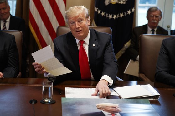 도널드 트럼프 미국 대통령이 2019년 1월 백악관 각료회의 도중 김정은 북한 국무위원장의 편지를 꺼내 보이고 있다. 오른쪽 뒤편에 존 볼턴 당시 국가안보보좌관이 앉아 있다.[AP=연합뉴스]