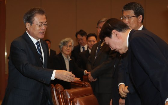 문재인 대통령과 윤석열 검찰총장이 지난해 11월 8일 오후 청와대에서 열린 반부패정책협의회에서 인사하고 있다. [청와대사진기자단]