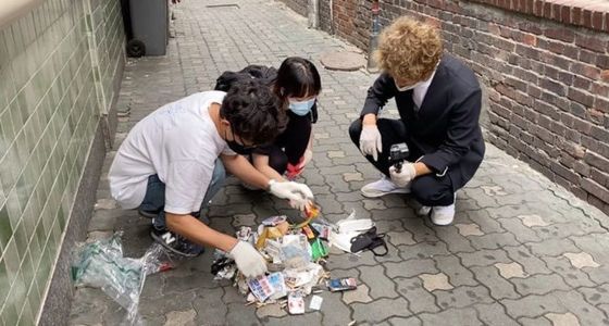 환경운동연합 회원들이 서울 영등포역 주변에서 버려진 쓰레기를 줍는 행사를 진행했다. 환경운동연합