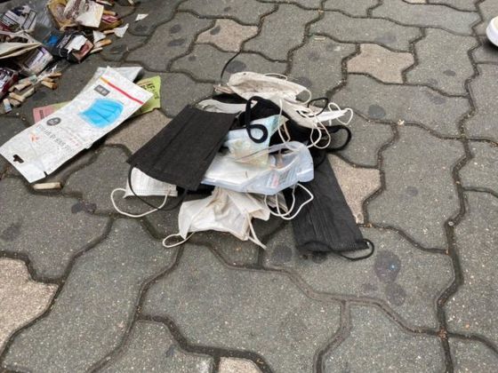 환경운동연합 회원들이 버려진 마스크를 모아 놓은 모습. 환경운동연합