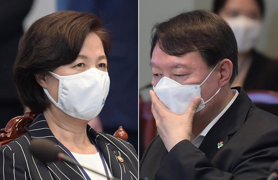 추미애 법무부 장관과 윤석열 검찰총장이 22일 청와대 여민관에서 열린 제6차 공정사회 반부패정책협의회에 참석해 앉아 있다. 청와대 사진기자단