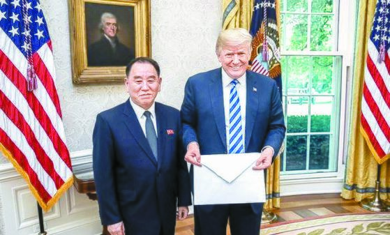 2018년 6월 1일 김영철 북한 노동당 부위원장이 백악관을 방문해 트럼프 대통령에게 김정은 국무위원장의 친서를 전달 하는 모습. [중앙포토]