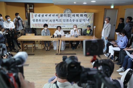 일본 강제징용·‘위안부’ 피해자와 유가족 단체인 태평양전쟁희생자유족회 양순임 회장(가운데)이 1일 오후 인천 강화군 선원면의 한 음식점에서 정의기억연대 해체와 윤미향 더불어민주당 의원 사퇴를 요구하는 기자회견을 하고 있다. [뉴스1]