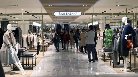 신세계백화점 강남점 5층에 있는 스타일 바자. SNS와 홍대나 합정 등에서 MZ 세대에게 인기를 끄는 브랜드를 모아 놓은 공간이다. 사진 신세계백화점