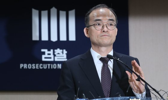 문무일 검찰총장이 2019년 5월 16일 오전 대검에서 검경 수사권 조정안 관련 기자간담회를 하고 있다. 최승식 기자