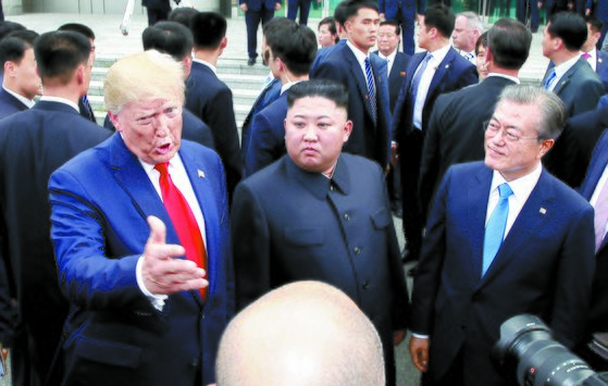 문재인 대통령과 김정은 북한 국무위원장, 도널드 트럼프 미국 대통령이 30일 경기 파주 판문점 공동경비구역(JSA) 자유의 집 앞에서 이야기를 나누고 있다. [뉴시스]