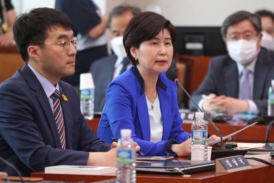 백혜련 더불어민주당 의원(왼쪽 둘째)이 16일 국회 법제사법위원회에서 열린 전체회의에서 발언을 하고 있다. [뉴스1]