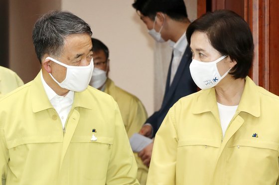 유은혜 사회부총리 겸 교육부 장관과 박능후 보건복지부 장관이 21일 오후 서울 종로구 정부서울청사에서 열린 '코로나19 대응 중앙재난안전대책본부 회의'에 참석하며 대화를 나누고 있다. 뉴스1