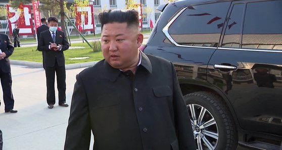 지난 5월 평안남도 순천에 있는 인비료공장 준공식에 참석한 김정은 북한 국무위원장. [조선중앙TV 캡처=뉴시스]