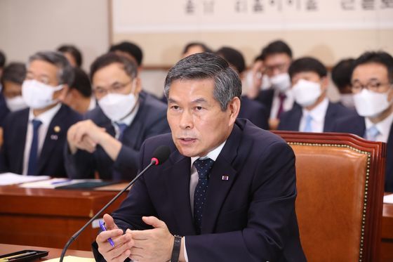 정경두 국방장관이 24일 국회에서 열린 법사위 전체회의에 출석해 의원 질의에 답변하고 있다. 오종택 기자