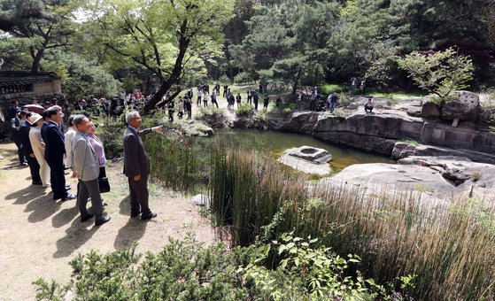 지난해 4월 한국 전통정원 성락원 공개 행사 당시 참석자들이 영벽지 주위를 둘러보고 있다. 변선구 기자