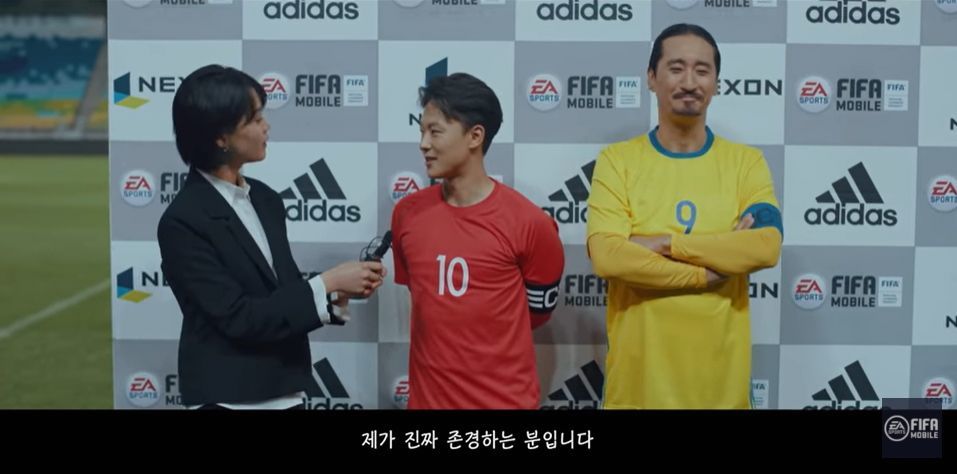 축구선수 이승우(가운데)가 즐라탄으로 분장한 신현준을 칭찬하고 있다. [사진 피파 모바일 유튜브 캡처]