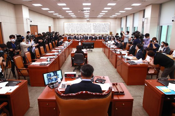 24일 국회 법제사법위원회 전체회의에 불참한 미래통합당 의원들의 좌석이 비어있다. [연합뉴스]