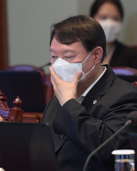 윤석열 검찰총장이 22일 오후 청와대에서 열린 제6차 공정사회 반부패정책협의회에 참석, 마스크를 고쳐쓰고 있다. [청와대사진기자단]