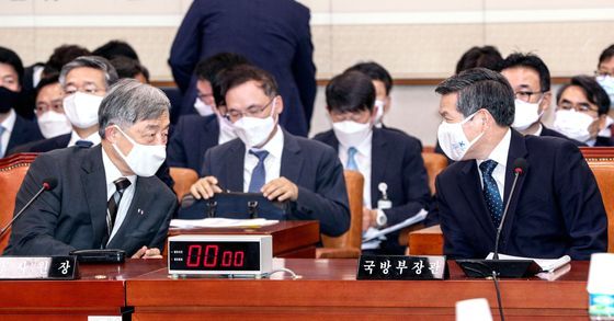 정경두 국방부 장관과 최재형 감사원장이 24일 오전 서울 여의도 국회에서 열린 법제사법위원회 전체회의에서 대화를 하고 있다. [뉴스1]